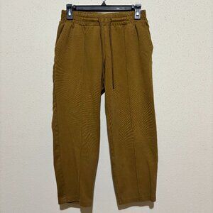Track capris with piping and elastic waistband